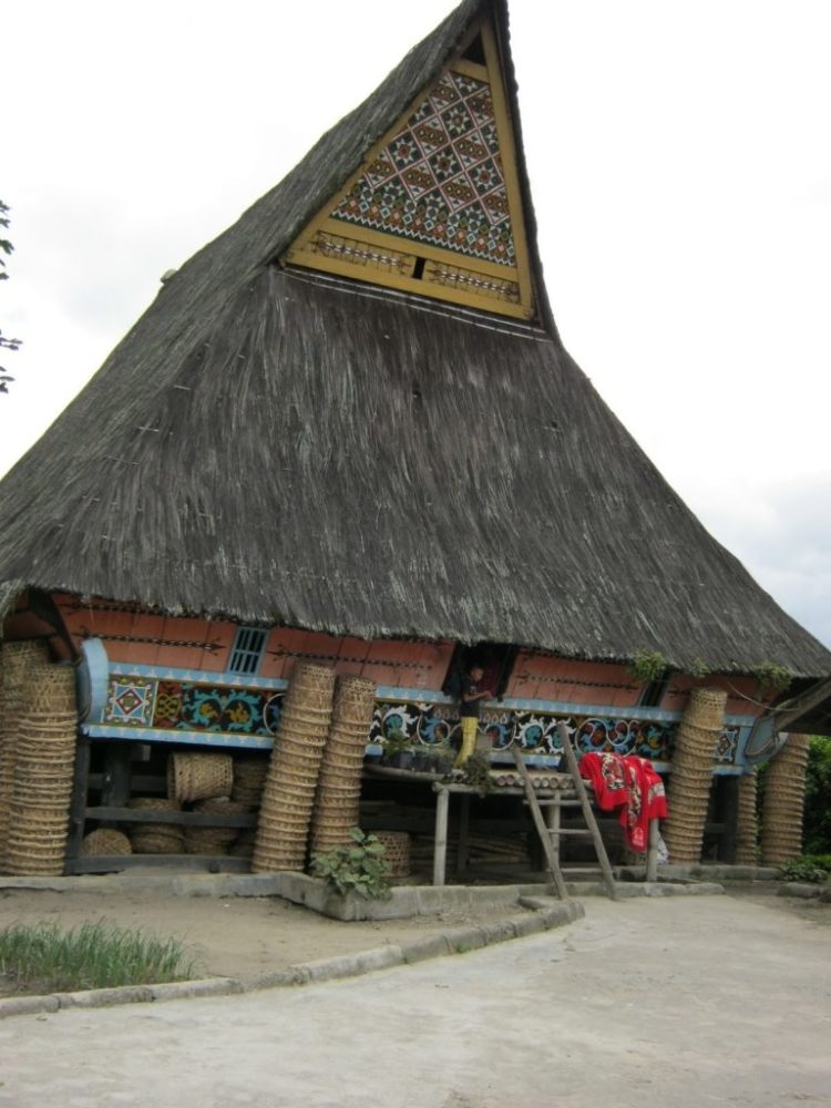 ilustrasi rumah adat sumatera karo