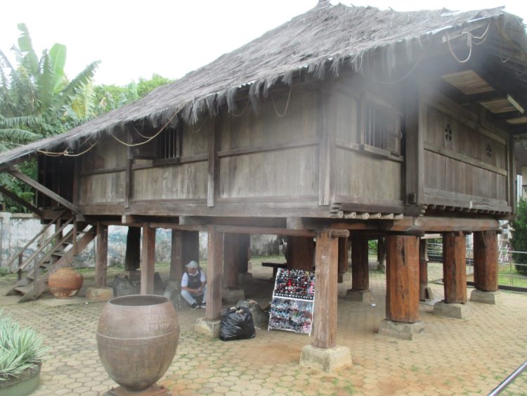 ilustrasi rumah adat sumatera lamban pesagi