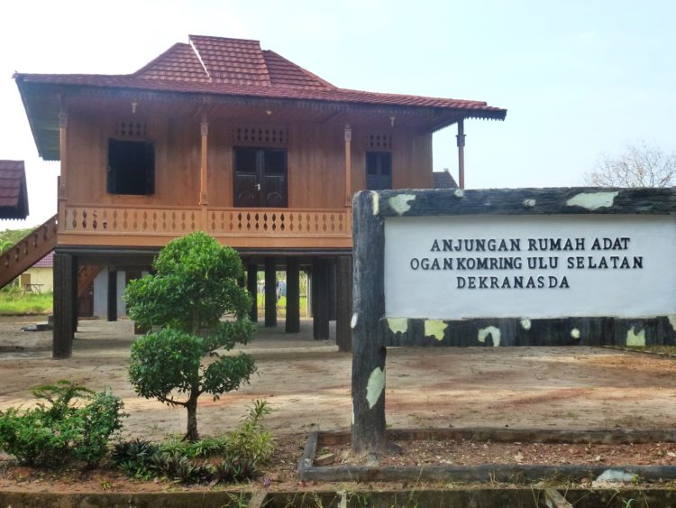 ilustrasi rumah adat sumatera selatan ogan