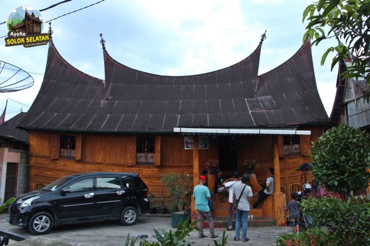 ilustrasi rumah adat sumatera sibak baju