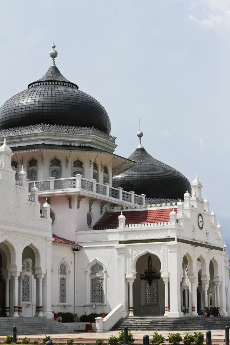 kerajaan aceh darussalam sebagai kerajaan islam di indonesia meninggakan masjid raya baiturrahman