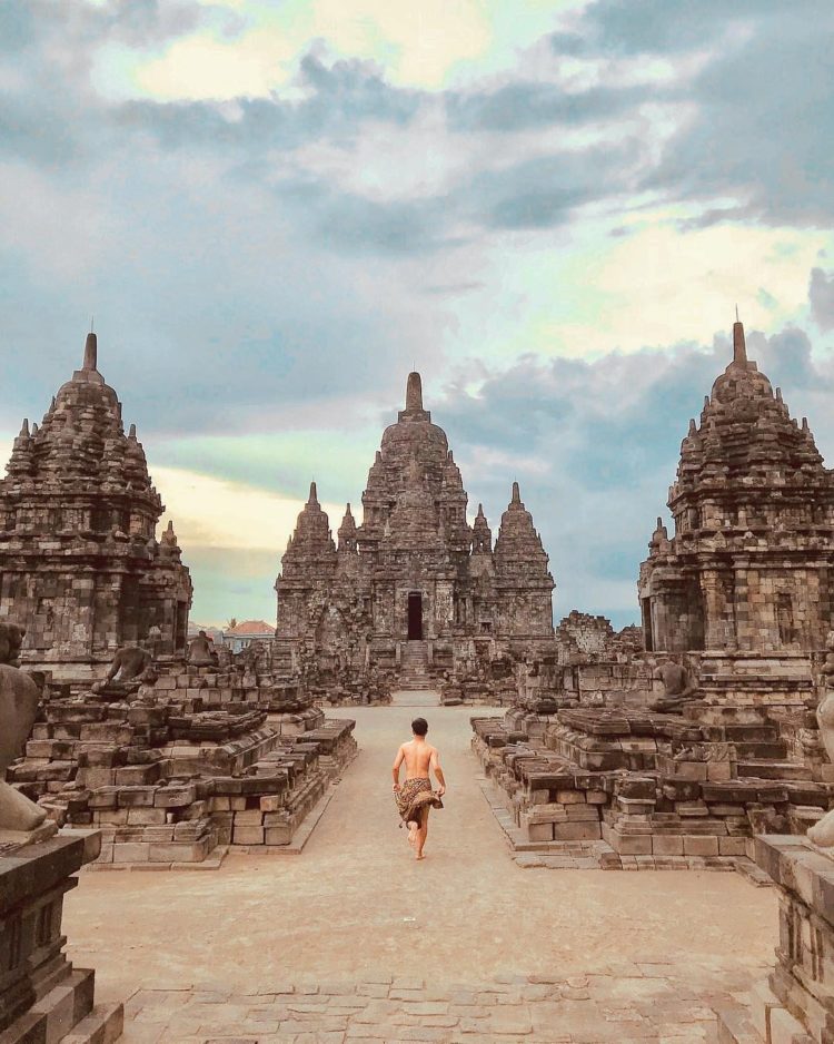 salah satu sumber sejarah kerajaan mataram kuno adalah candi prambanan