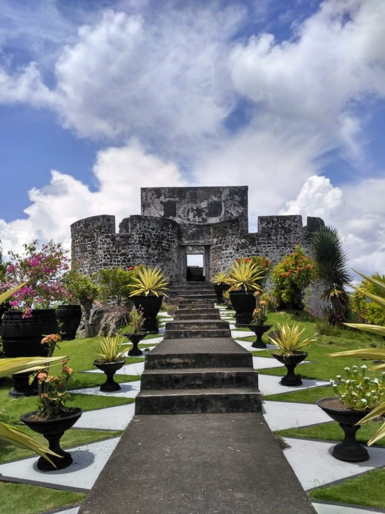 benteng tolukko dipakai kerajaan ternate sebagai kerajaan islam di indonesia untuk berperang melawan belanda