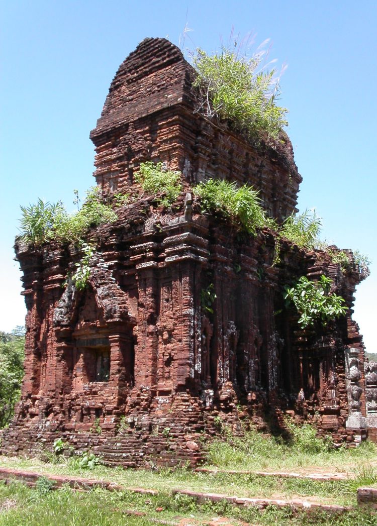 wisata my son kerajaan champa di vietnam