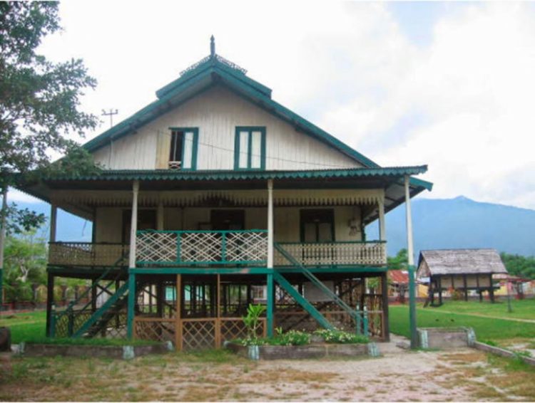 gambar Arsitektur Bangunan Rumah Adat Souraja Sulawesi Tengah