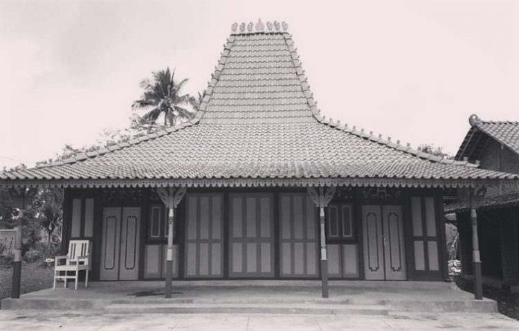 Ciri khas atap Joglo di rumah adat Yogyakarta 