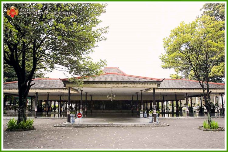 Bangsal Kencana adalah rumah adat Yogyakarta dengan bentuk dasar rumah joglo