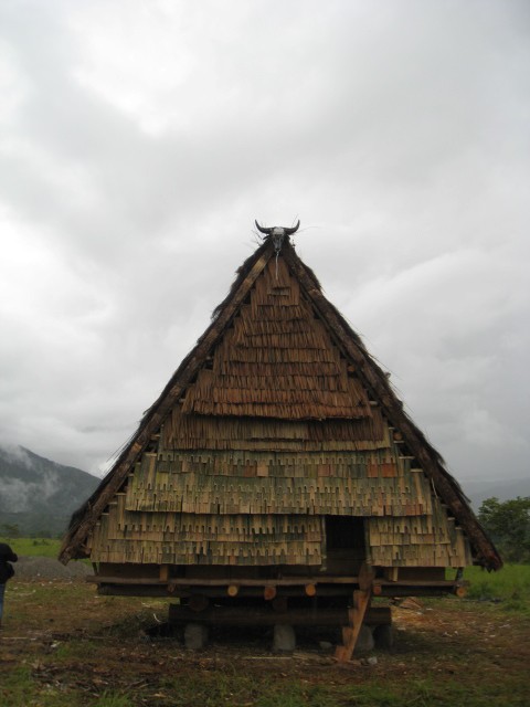 Ciri khas dan Keunikan Rumah Adat Tambi Sulawesi Tengah yaitu bentuknya