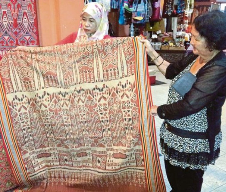 Berbagai oleh oleh khas Malaysia mulai dari makanan, chocolate, snack, pajangan, baju yang wajib dibeli