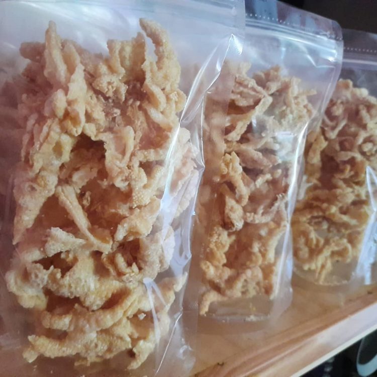 Berbagai oleh oleh khas Lombok mulai dari makanan, snack, kerajinan, baju yang wajib dibeli