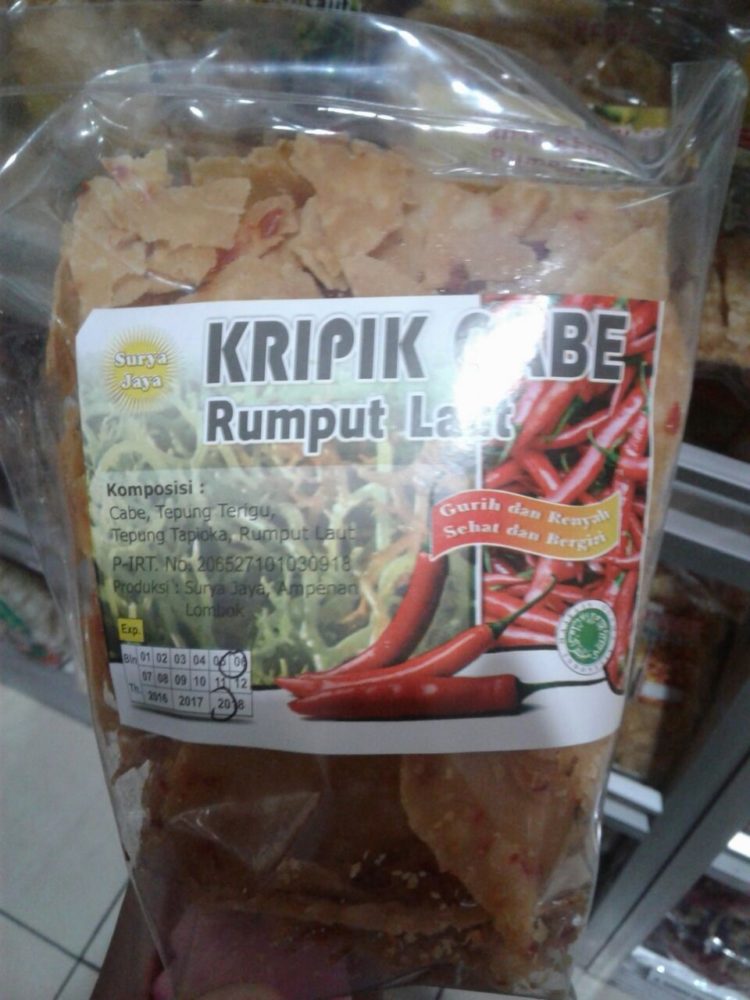 Berbagai oleh oleh khas Lombok mulai dari makanan, snack, kerajinan, baju yang wajib dibeli