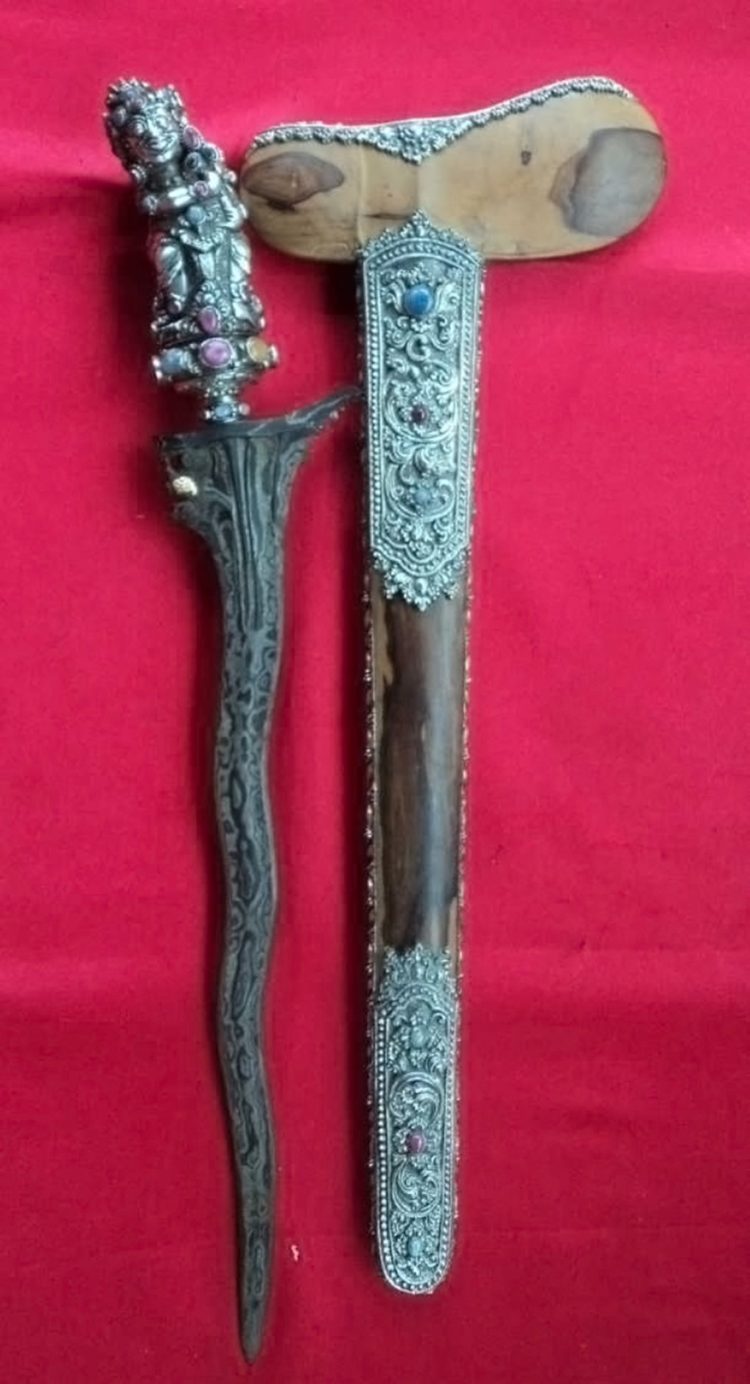 keris bali atau keris tayuhan adalah senjata tradisional bali