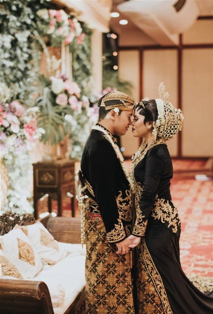 busana pengantin jawa tradisional menggunakan keris