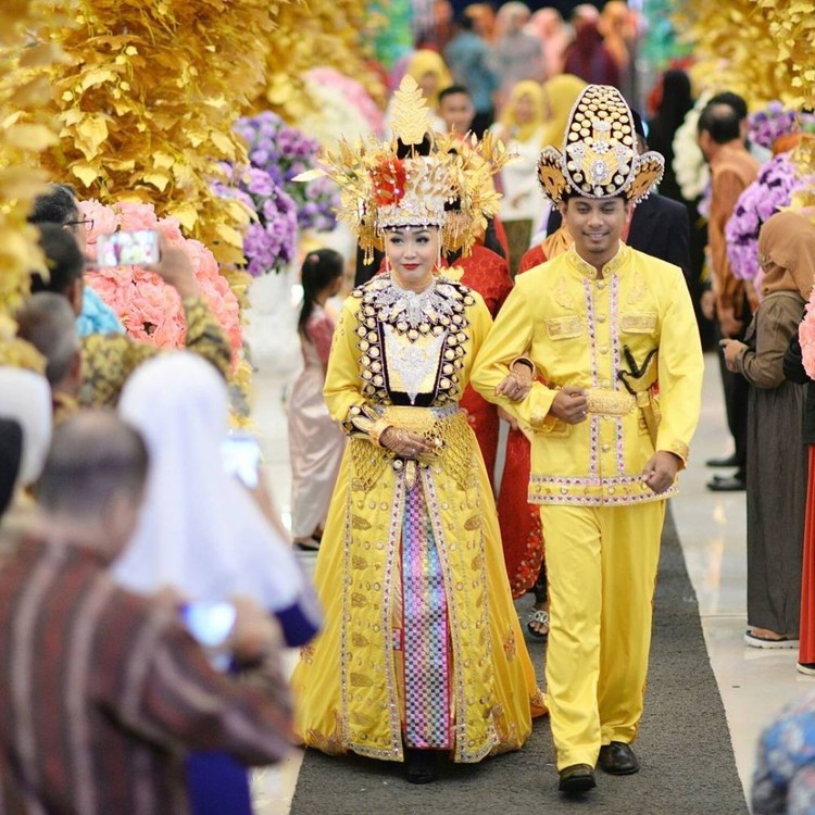 arti warna kuning emas pakaian adat gorontalo