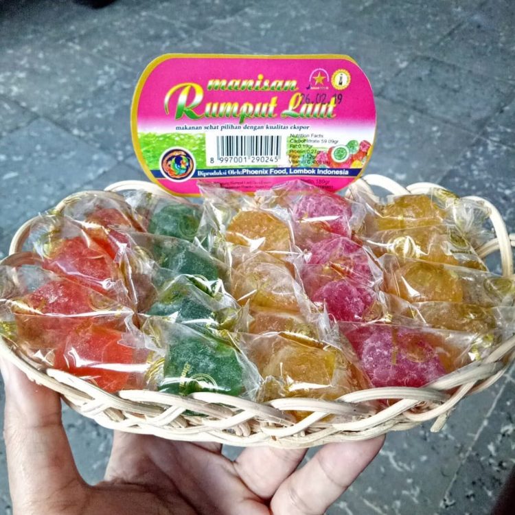 Berbagai oleh oleh khas Lombok mulai dari makanan, snack, kerajinan, baju yang wajib dibeli