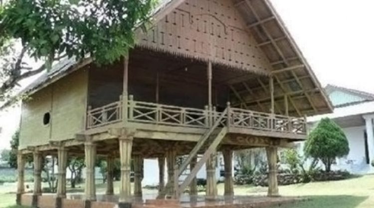 Rumah Patah Sembilan adalah rumah adat bengkulu selain rumah bubungan lima