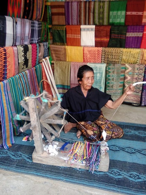 Berbagai oleh oleh khas Lombok mulai dari makanan, snack, kerajinan, baju yang wajib dibeli
