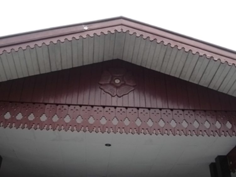 Lisplang (bagian atap) rumah adat bengkulu yang diberi ragam hias ukir