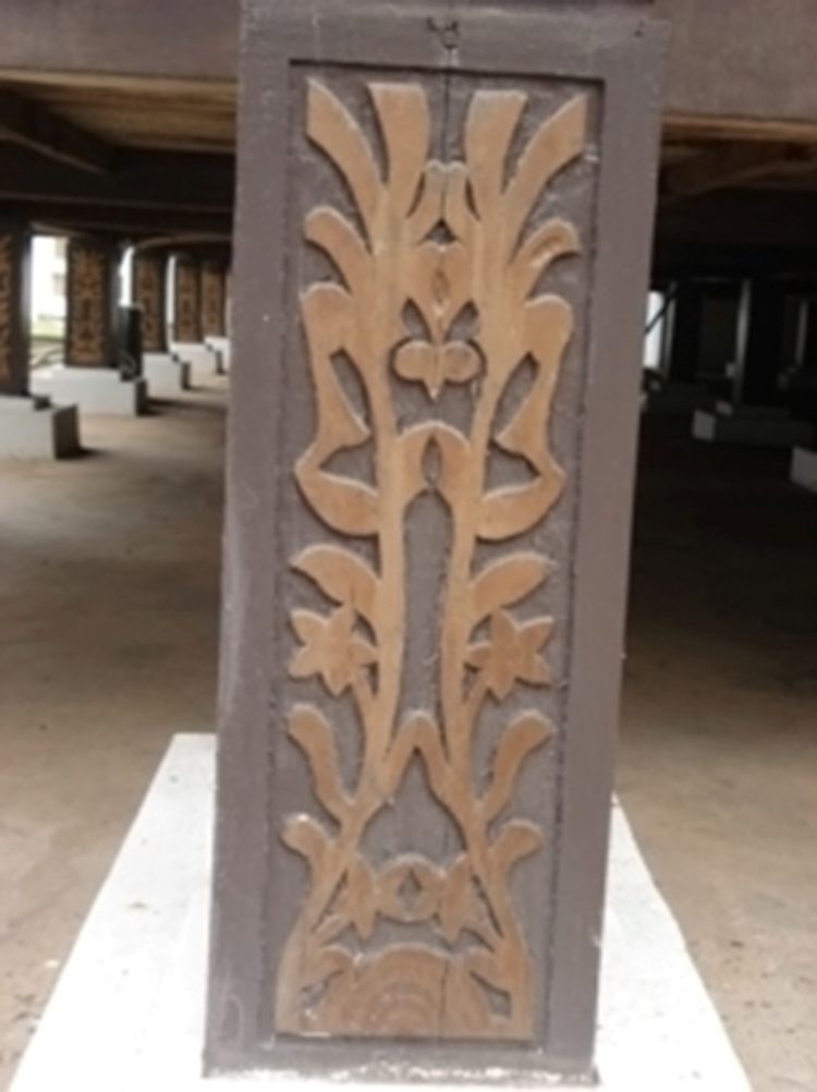 Tiang rumah adat bengkulu diukir dengan motif alam