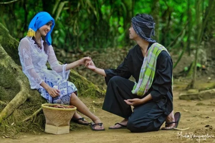 Baju Salontreng dan Kebaya adalah pakaian adat jaw abarat