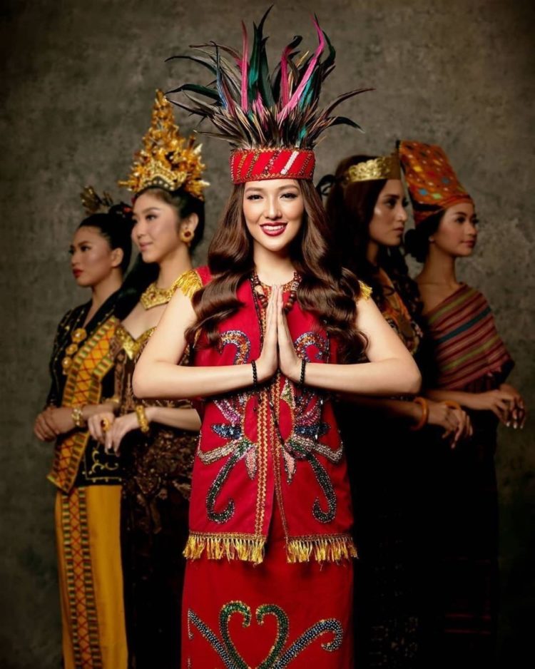 Contoh jenis pakaian adat Kalimantan Barat