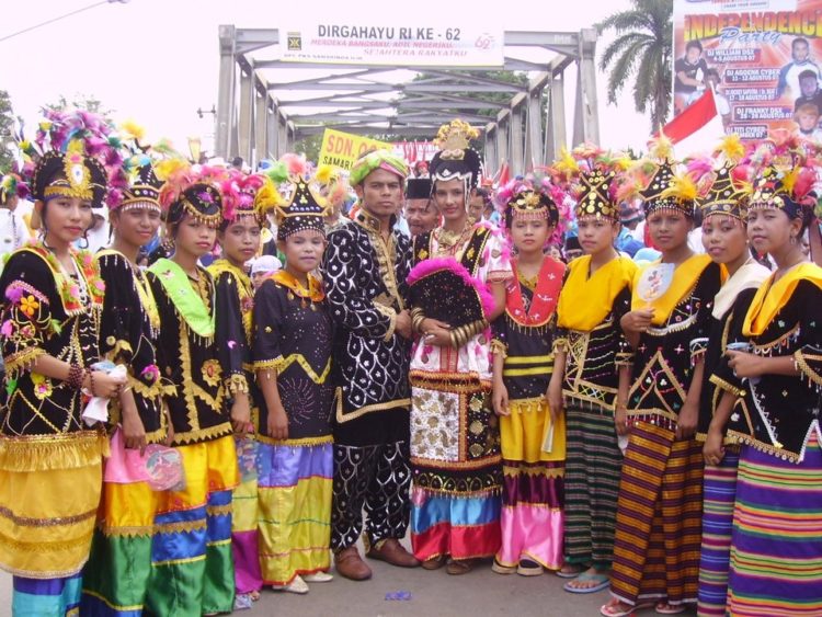 pakaian adat sulawesi tenggara Bia Bia Itanu