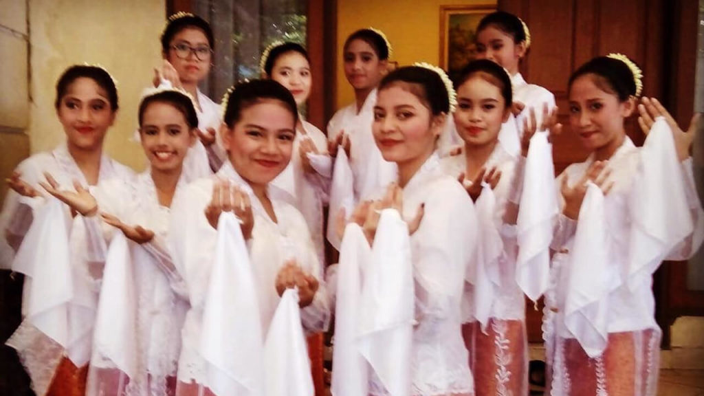 Tari Tradisional Khas Maluku Penari Mengenakan Pakaian Adat