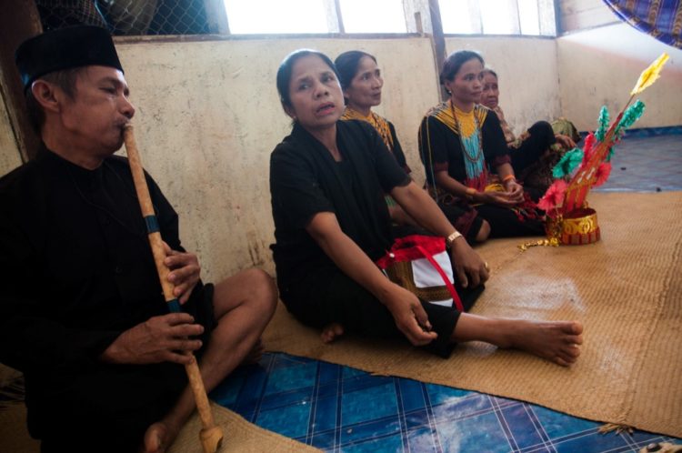 pakaian adat toraja untuk doa doa rambu solo'