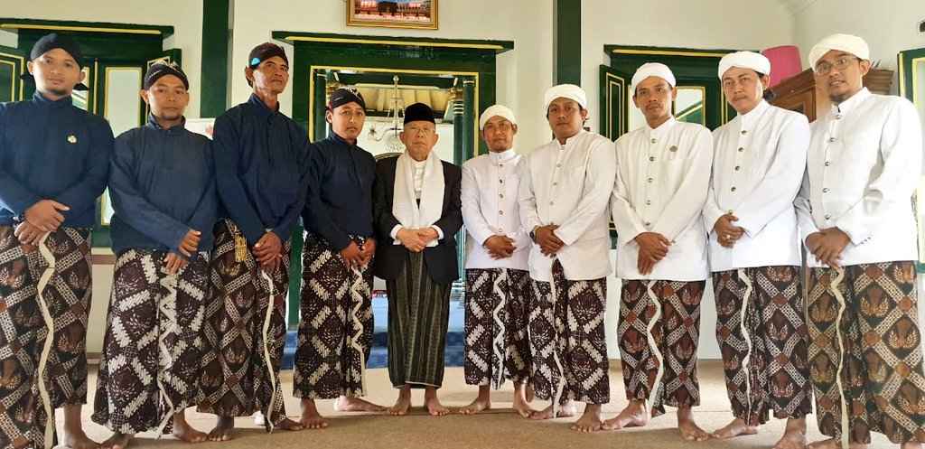 10 Pakaian Adat Yogyakarta NAMA PENJELASAN GAMBAR 