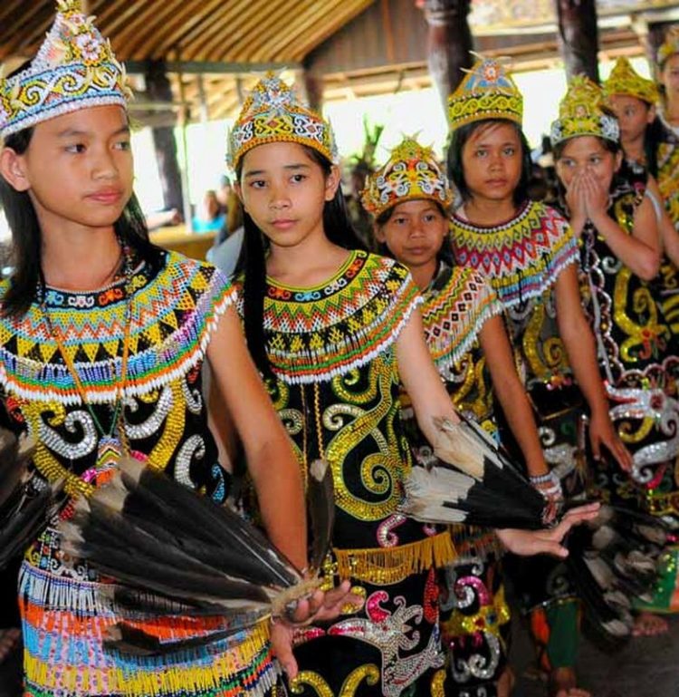 Contoh pakaian adat Kalimantan Barat suku Dayak penari
