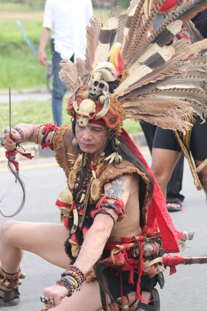 Contoh pakaian adat Kalimantan Barat suku Dayak King Baba