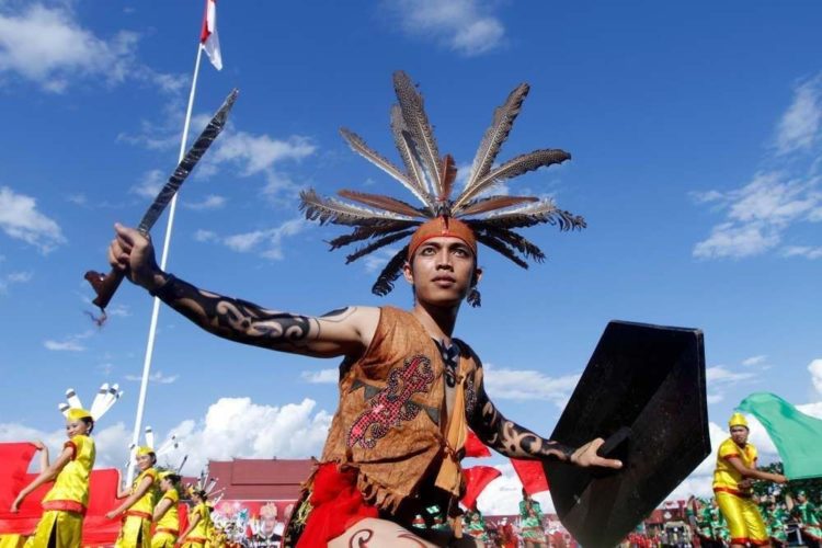 Contoh pakaian adat Kalimantan Barat Pria Suku Dayak