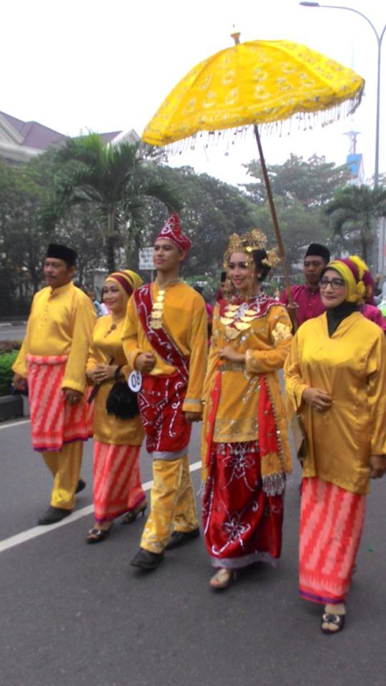 Contoh pakaian adat Kalimantan Barat baju kurung Melayu