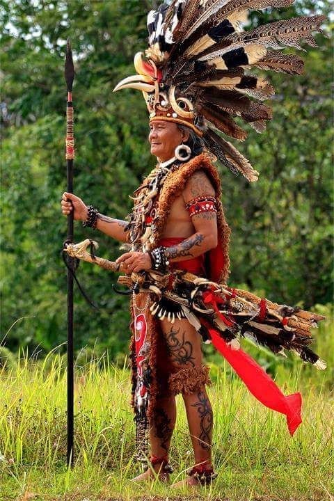 Contoh pakaian adat Kalimantan Utara mahkota Dayak