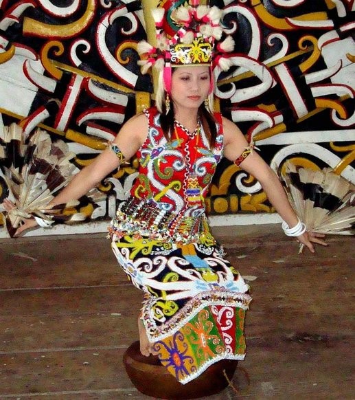 Contoh pakaian adat Kalimantan Utara dalam kostum tarian