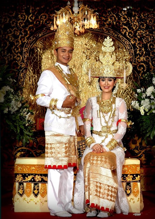Pakaian adat Lampung busana pengantin