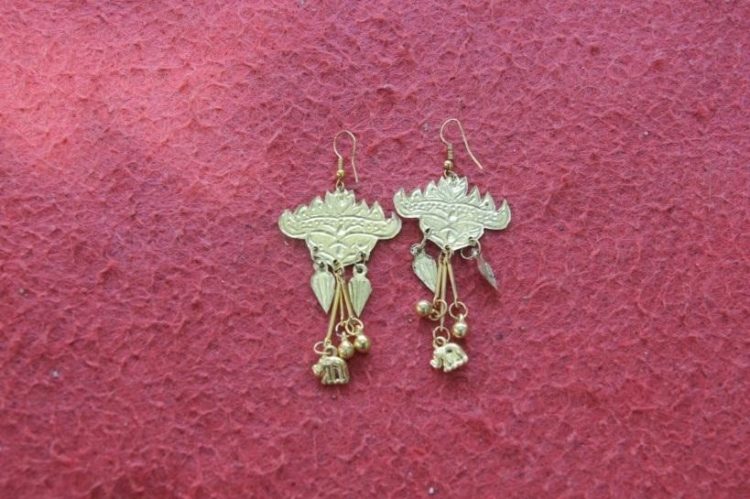 Pakaian adat Lampung aksesoris anting-anting khas Lampung