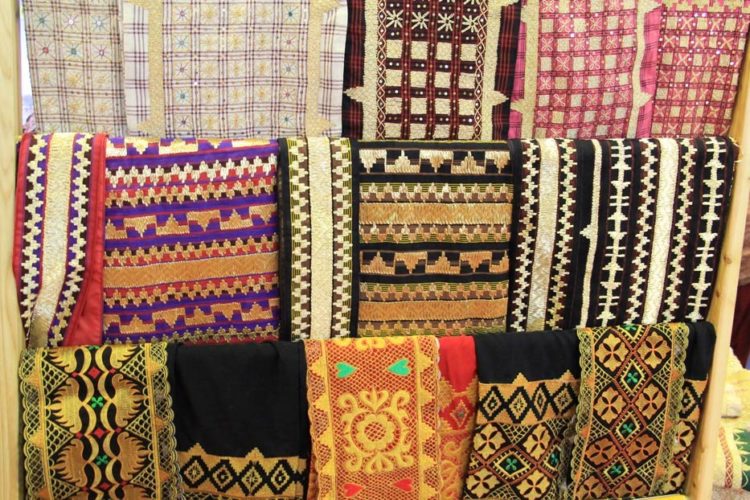 Contoh pakaian adat Lampung kain Tapis Lampung