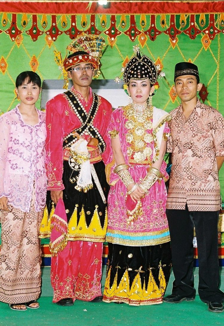 Contoh Pakaian adat NTB pengantin suku Sumbawa