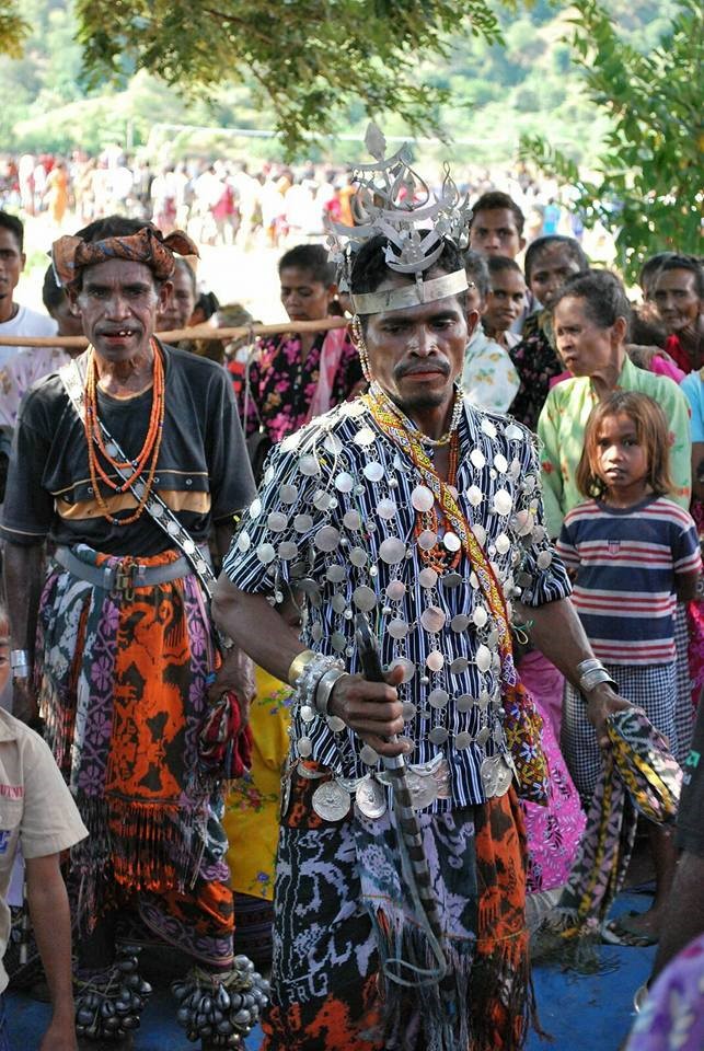 Contoh pakaian adat NTT suku Dawan