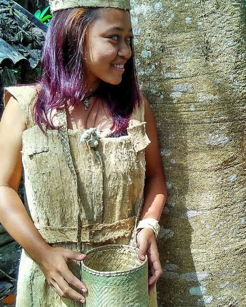 Pakaian adat NTT dari kulit kayu suku Kabola