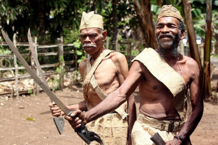 Pakaian adat NTT pakaian kulit kayu untuk pria suku Kabola