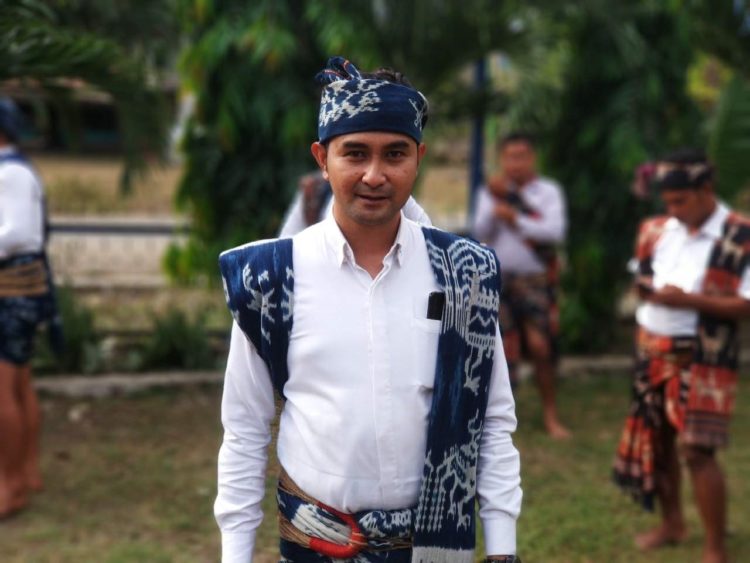 Contoh pakaian adat NTT pria Sumba Hinggi