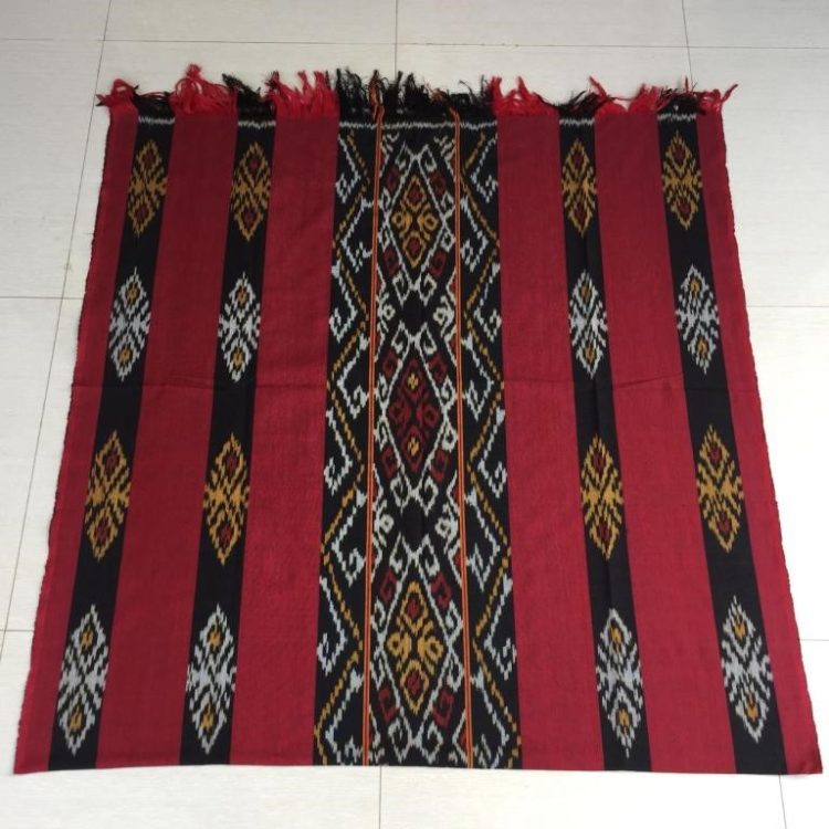 Pakaian adat NTT tenun ikat Flores