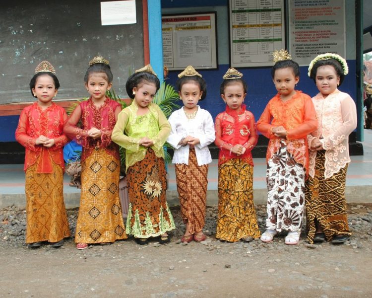 gambar Pakaian untuk Anak Perempuan (Sabukwala Padintenan) pakaian adat yogyakarta