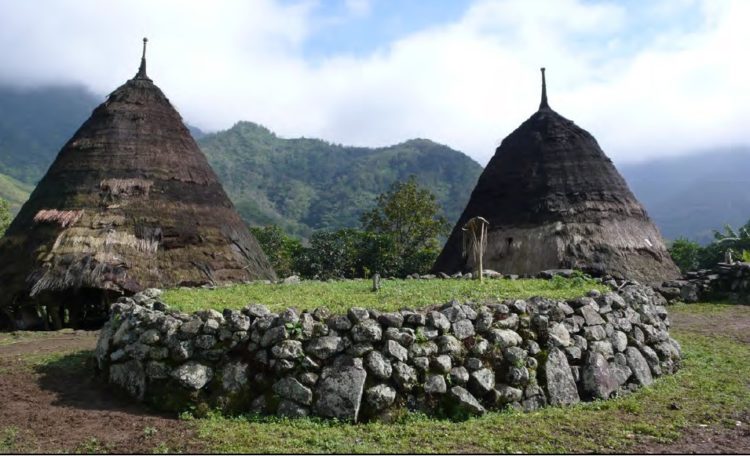 Susunan rumah adat NTT di jalur Taman Nasional Komodo