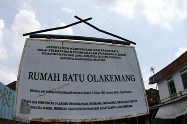 Cagar budaya salah satu rumah adat jambi bernama rumah batu pengeran wirokusumo