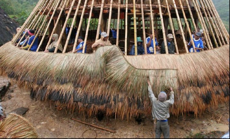 Atap rumah adat NTT Mbaru Niang berlapis lima