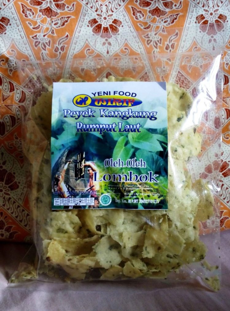 Berbagai oleh oleh khas Lombok mulai dari makanan, snack, kerajinan, baju yang wajib dibeli