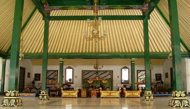 Bagian pringgitan di rumah adat Yogyakarta
